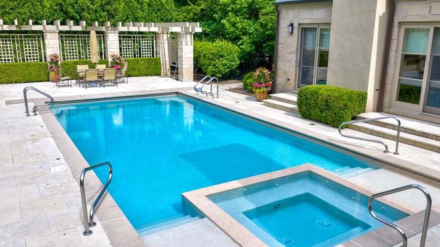 2 Bridlewood Road, Northbrook, IL 60062