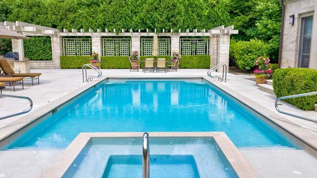 2 Bridlewood Road, Northbrook, IL 60062