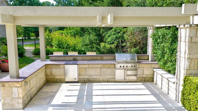 2 Bridlewood Road, Northbrook, IL 60062