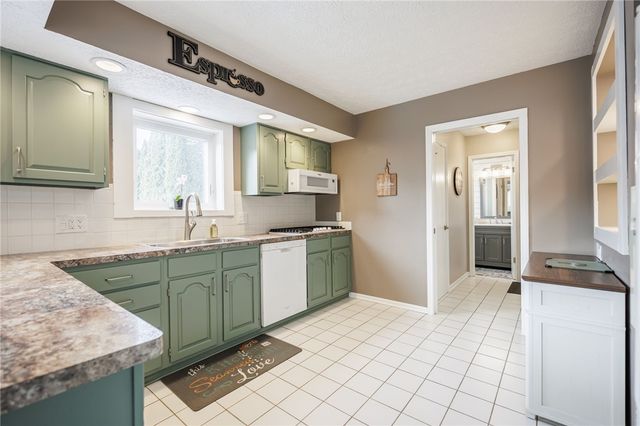 5 Silver Ridge Drive, Greece, NY 14626