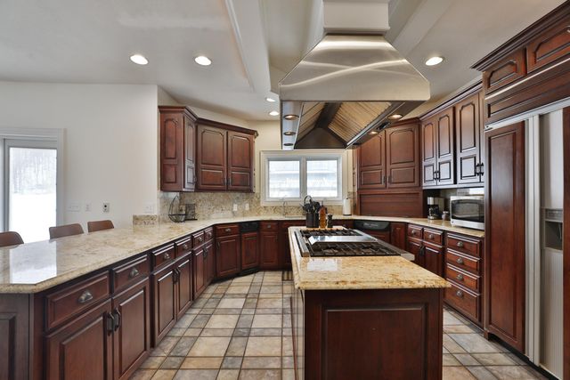 2300 Stonewall Cemetery Road SW, Lancaster, OH 43130