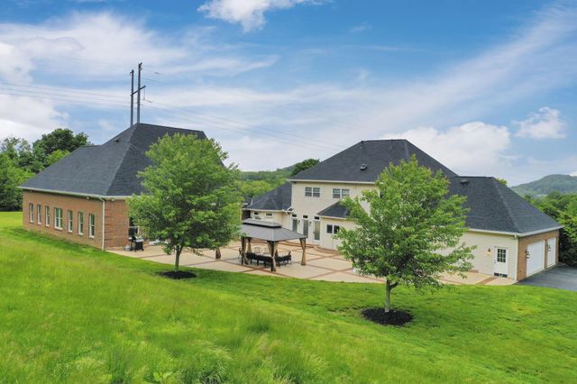 2300 Stonewall Cemetery Road SW, Lancaster, OH 43130