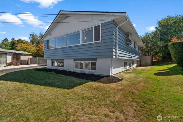 4019 Robin Road W, University Place, WA 98466