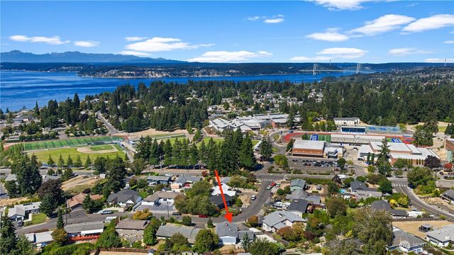 4019 Robin Road W, University Place, WA 98466