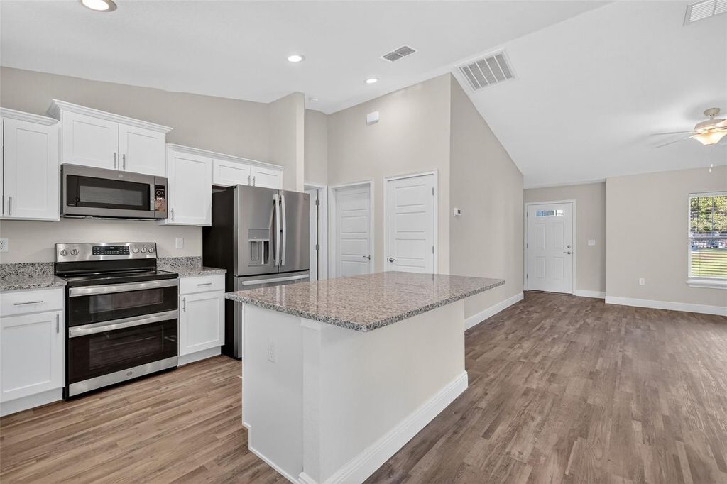 Image 8 of property listing at 14 REDWOOD TRACK PASS, Ocala, FL 34472