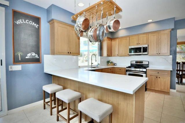 1015 Via Reata, Vista, CA 92081