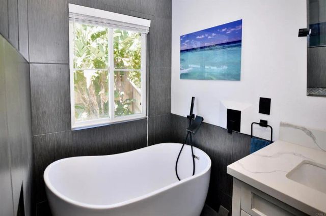 1015 Via Reata, Vista, CA 92081