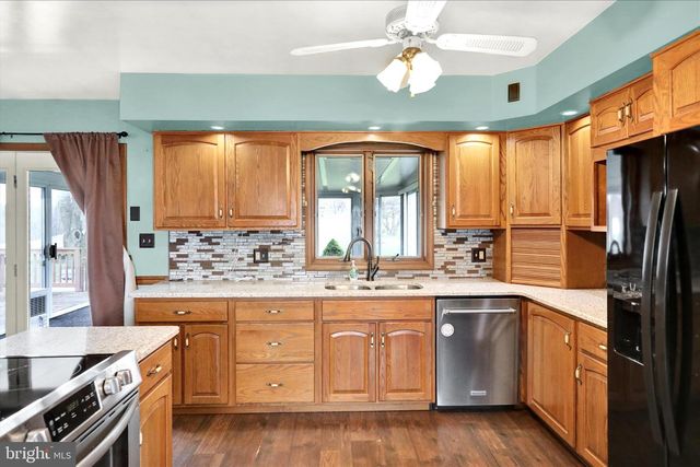 341 CHESTNUT ST, Leesport, PA 19533