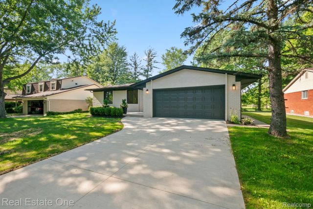 1227 Shallowdale Drive, Troy, MI 48085