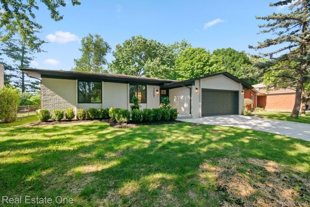 1227 Shallowdale Drive, Troy, MI 48085