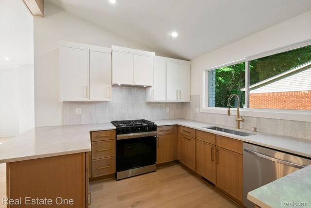1227 Shallowdale Drive, Troy, MI 48085