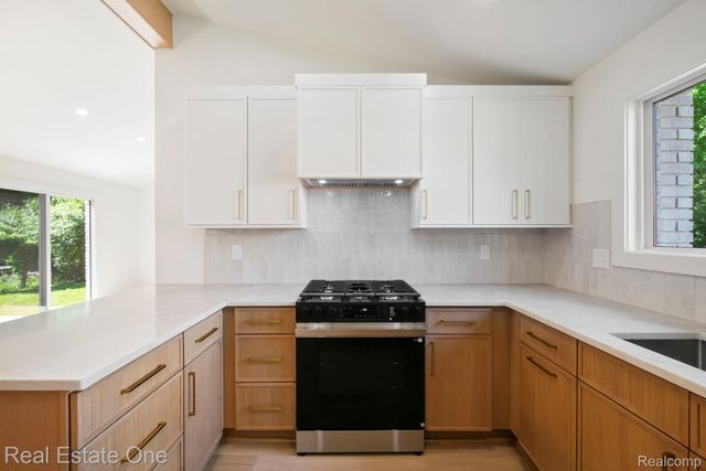 1227 Shallowdale Drive, Troy, MI 48085