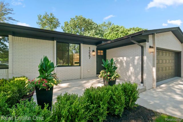 1227 Shallowdale Drive, Troy, MI 48085