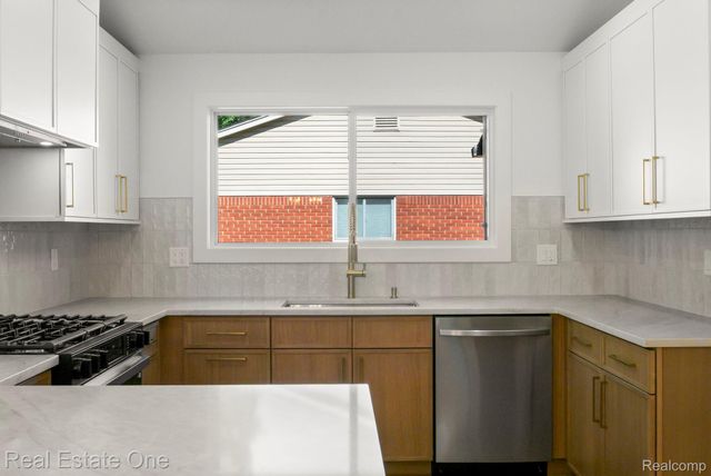 1227 Shallowdale Drive, Troy, MI 48085