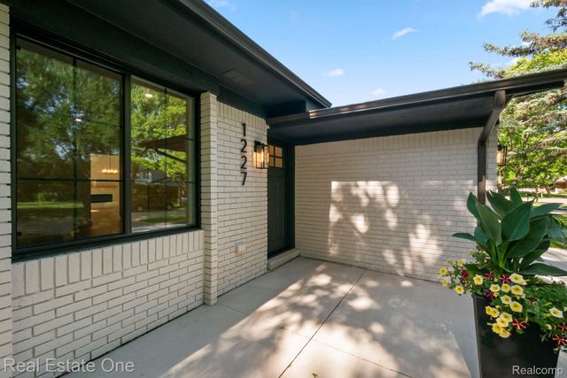 1227 Shallowdale Drive, Troy, MI 48085