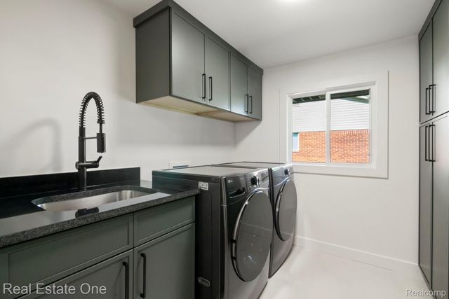 1227 Shallowdale Drive, Troy, MI 48085