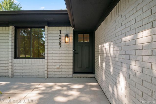1227 Shallowdale Drive, Troy, MI 48085