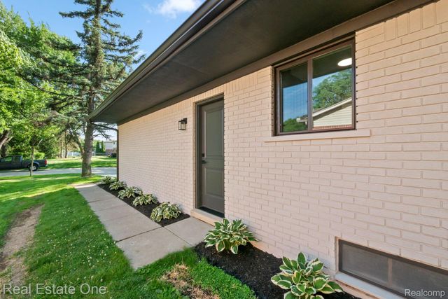 1227 Shallowdale Drive, Troy, MI 48085