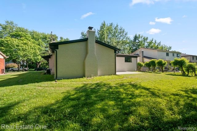 1227 Shallowdale Drive, Troy, MI 48085