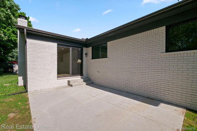 1227 Shallowdale Drive, Troy, MI 48085
