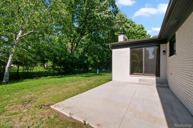 1227 Shallowdale Drive, Troy, MI 48085