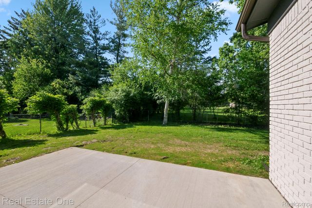 1227 Shallowdale Drive, Troy, MI 48085