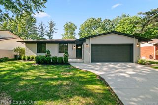 1227 Shallowdale Drive, Troy, MI 48085