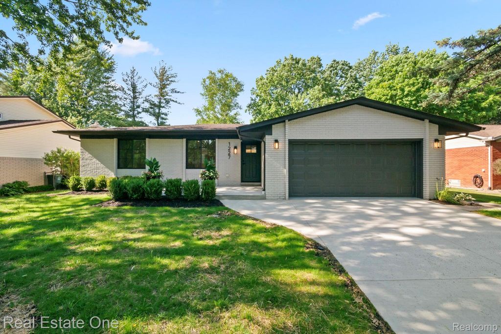 1227 Shallowdale Drive, Troy, MI 48085