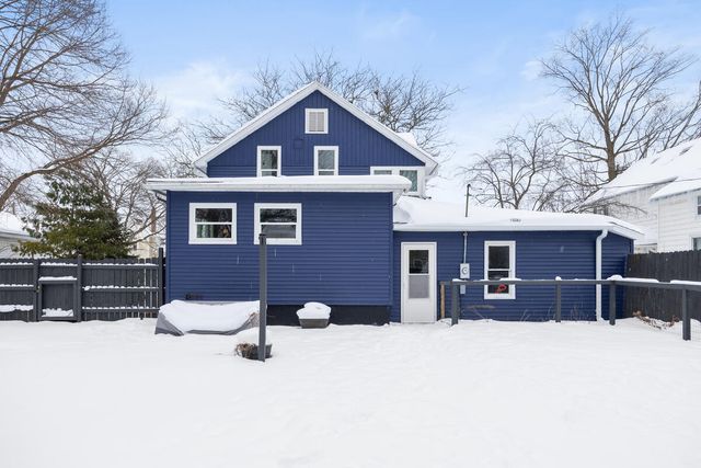 517 Elm Street SE, Lowell, MI 49331