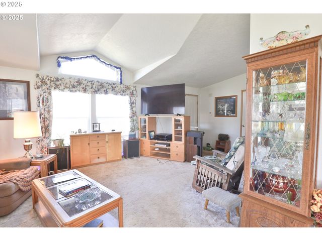 87676 TERRITORIAL Hwy, Veneta, OR 97487