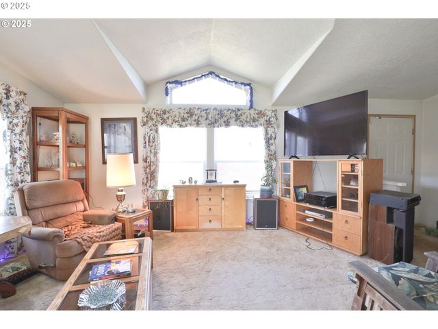 87676 TERRITORIAL Hwy, Veneta, OR 97487