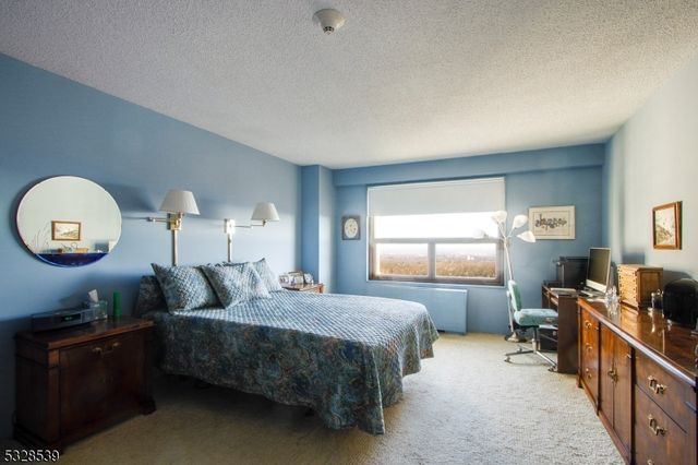 2 Claridge Dr 10ME 10ME, Verona Twp., NJ 07044