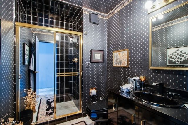2 Claridge Dr 10ME 10ME, Verona Twp., NJ 07044