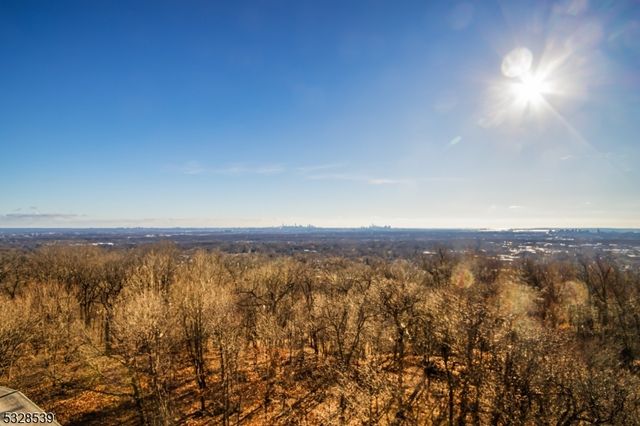 2 Claridge Dr 10ME 10ME, Verona Twp., NJ 07044