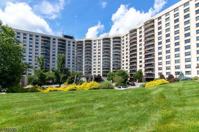 2 Claridge Dr 10ME 10ME, Verona Twp., NJ 07044