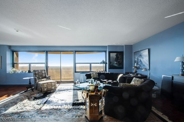 2 Claridge Dr 10ME 10ME, Verona Twp., NJ 07044