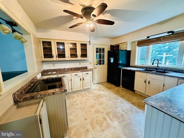 35 JOHNSTON CIR, Hanover, PA 17331