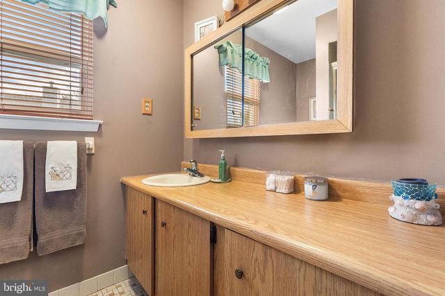 17 VINTAGE DR, East Windsor, NJ 08520