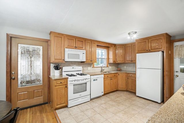 29 Greenleaf Cir, Framingham, MA 01701