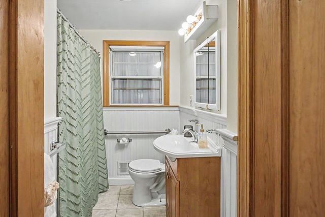 29 Greenleaf Cir, Framingham, MA 01701