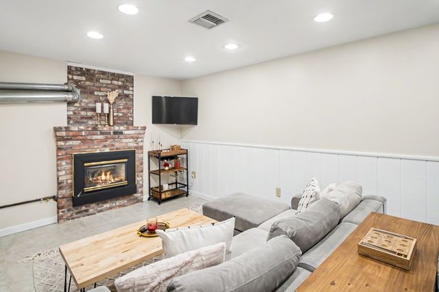 29 Greenleaf Cir, Framingham, MA 01701