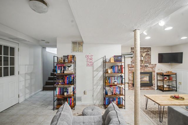 29 Greenleaf Cir, Framingham, MA 01701