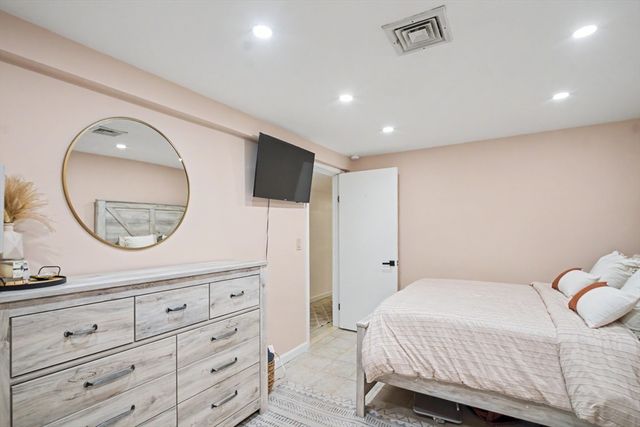 29 Greenleaf Cir, Framingham, MA 01701