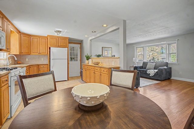 29 Greenleaf Cir, Framingham, MA 01701