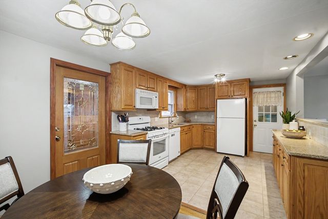 29 Greenleaf Cir, Framingham, MA 01701