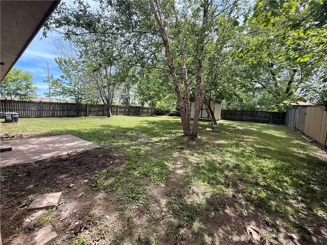 1004 SE 11th Street, Bentonville, AR 72712