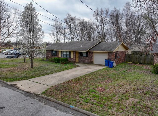 1004 SE 11th Street, Bentonville, AR 72712