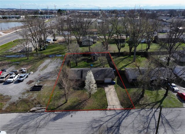 1004 SE 11th Street, Bentonville, AR 72712