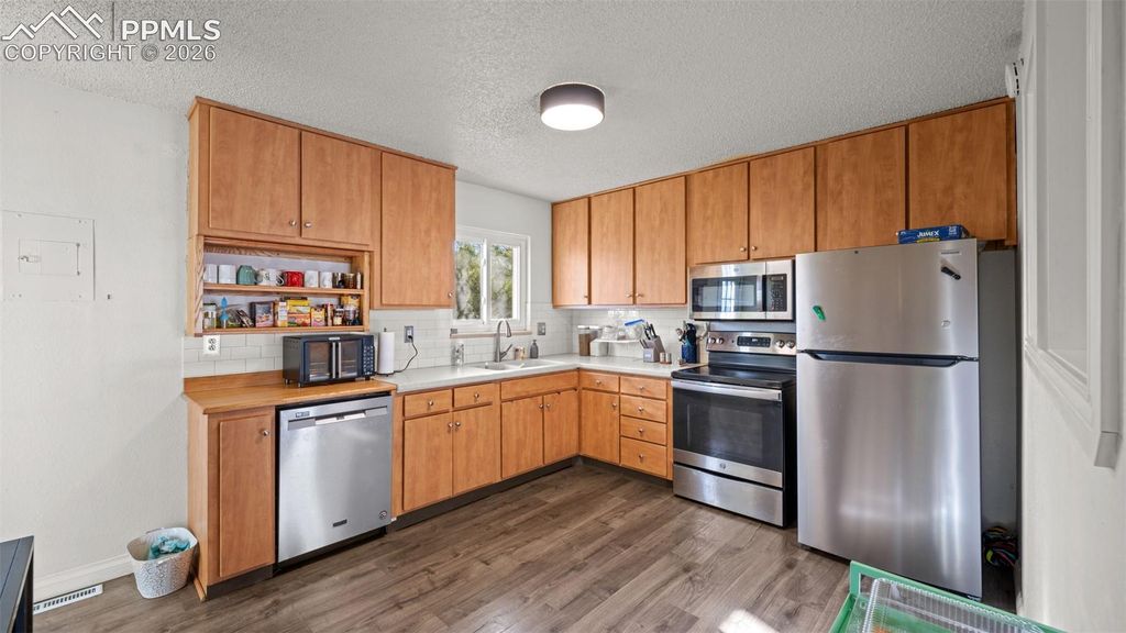 946 Hutchinson Drive, Colorado Springs, CO 80910 — photo 5