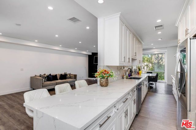 441 N Oakhurst Drive 304, Beverly Hills, CA 90210